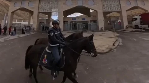 Van'da Atlı Jandarma Timleri Kapıköy Gümrük Kapısı çevresinde devriye atıyor.