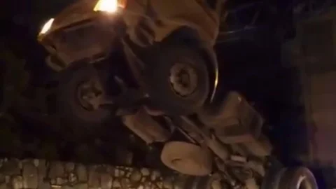 Bolu'da damperi açık kamyon direğe çarparak askıda kaldı