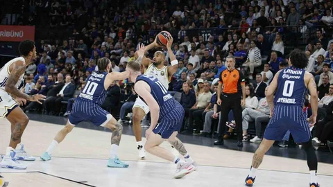 İstanbul'da Euroleague Maçı: Fenerbahçe 79, A. Efes 69