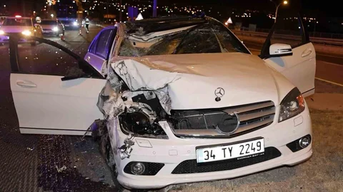 Aksaray'da alkollü sürücü tıra çarparak kaza yaptı