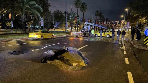 İstanbul'da Vatan Caddesi'nde yol çöktü