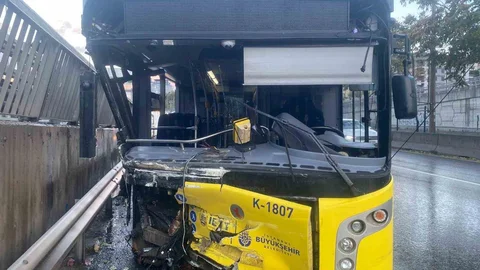 Kadıköy'de İETT otobüsü bariyerlere çarptı, 2 kişi yaralandı