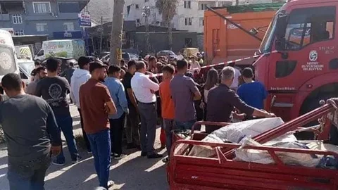 Antakya'da yolun karşısına geçerken kamyonun altında kalan 71 yaşındaki adam hayatını kaybetti.