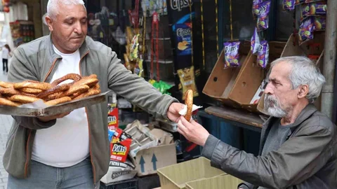 Diyarbakır'da simit satan bir adam, 20 yılın ardından öğretmen olarak atandı.