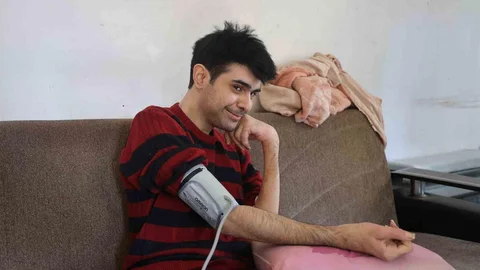 Hatay'da bir gencin 3 yıl aradan sonra duş alıp tıraş olması sağlık ekiplerini harekete geçirdi.