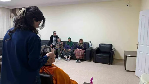 Bayburt'ta gönüllü kuaför huzurevi sakinlerinin bakımlarını üstlendi