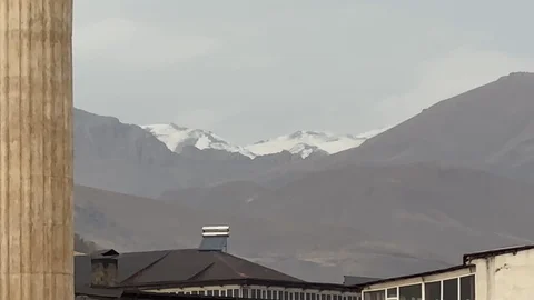 Yüksekova'da Mor Dağı'nın zirvesi beyaza büründü