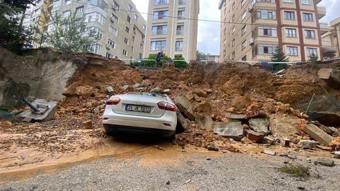 İstanbul Maltepe'de istinat duvarı park halindeki 3 otomobilin üzerine çöktü