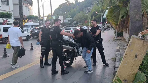 Antalya'da dolmuş durağında baygın halde bulunan şahıs, polislerin yardımıyla hastaneye götürüldü.
