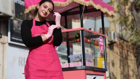 Elazığ'da genç girişimci, sanayiye renk katan pembe tezgahıyla dikkat çekiyor.