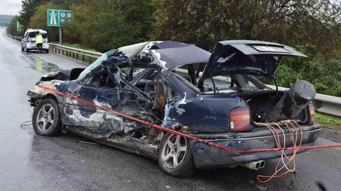 Hendek'te bariyerlere çarpan otomobil hurdaya döndü
