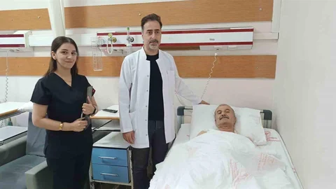 Batman'da tenis oynarken omuz çıkığı yaşayan 64 yaşındaki hasta, özel plak kullanılarak yapılan ameliyatla sağlığına kavuştu.