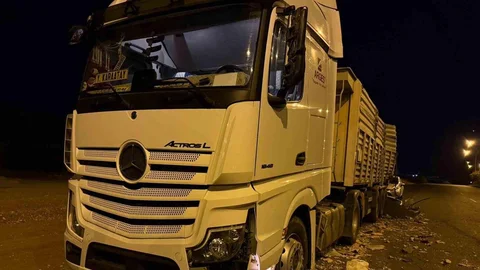 Batman'da tır ile otomobil çarpıştı