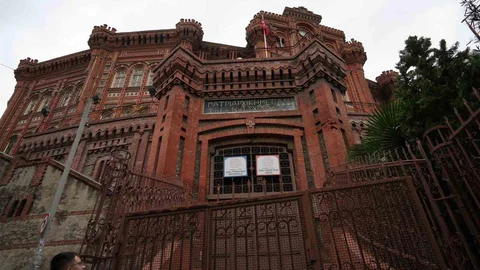 İstanbul Fener Rum Okulu güçlendirme maliyetini karşılayamadı, yeni bina arıyor.