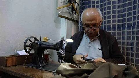Gaziantep'te 50 yıldır terzilik yapan Nurettin Avcı, ustasından miras kalan 75 yıllık dikiş makinesiyle dikkat çekiyor.