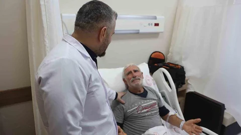 Konya'da kamyondan düşen Mehmet Coşkun, pelvis kemiği kırılması nedeniyle hastaneye kaldırıldı.