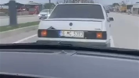 Bursa'da otomobil sürücüsü tartıştığı kişinin önünü kesti