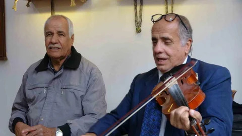 Gaziantep'te Müşterilerini Müzikle Karşılıyor