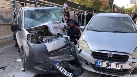 Elazığ'da zincirleme trafik kazasında 5 kişi yaralandı.