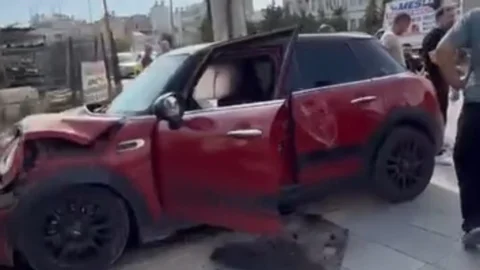 Mersin’de İki Araç Çarpıştı: Biri Duvara Çarptı