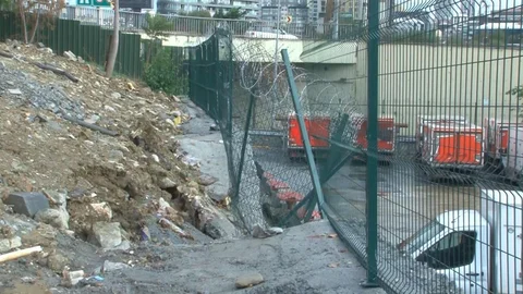 Küçükçekmece'de dondurma fabrikasının duvarı çöktü