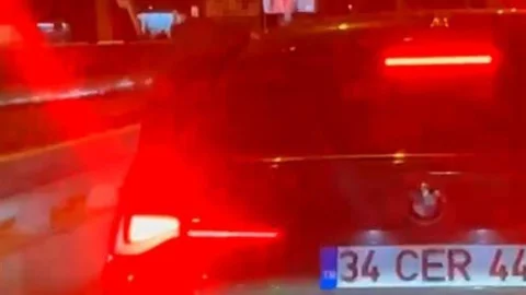 İstanbul Bakırköy'de trafikte yol verme nedeniyle bir maganda, kadın sürücüyü darp etti.
