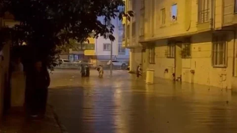 Esenyurt’ta sağanak yağış yolları göle çevirdi