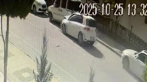 Aksaray'da otomobil park halindeki araçlara çarpma sonucu hasar meydana geldi