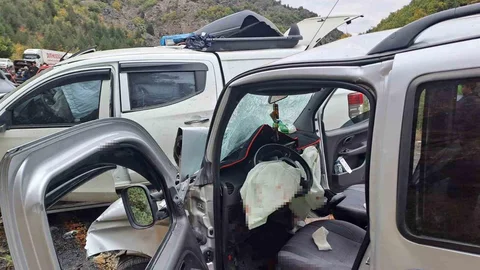 Şavşat'ta zincirleme kaza: 4 yaralı