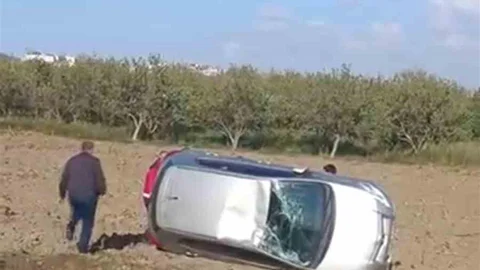 Hatay'da otomobil tarlaya uçtu