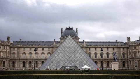 Paris'te Louvre Müzesi'nden mücevherler taşınıyor