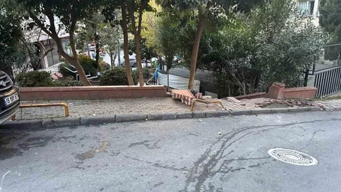 İstanbul'da kontrolden çıkan otomobil duvara çarptı