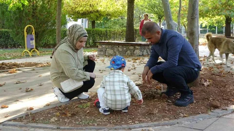 Tunceli'de koruyucu aile olan Türkan ve Ömer Odunci, minik Yiğit’e aile oldu.