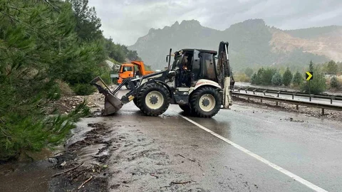 Bilecik'te Osmaneli ilçesinde sel nedeniyle D650 karayolu taş ve toprakla kaplandı.
