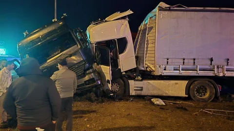 Amasya Suluova'da tırların çarpışması sonucu 3 kişi yaralandı.