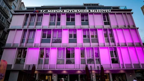 Mersin Büyükşehir'den Pembe Farkındalık: Hizmet Binası Pembe Işıklarla Parladı