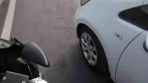 Bursa'da motosikletli, otomobilin aynasını kırdı