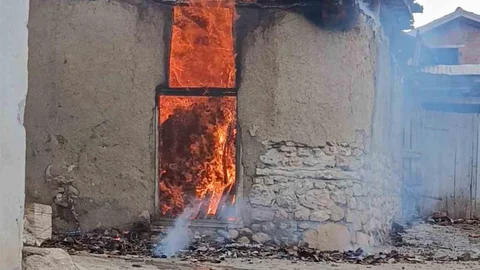Tokat'ta yangın sonucu ev ve samanlık tamamen yandı