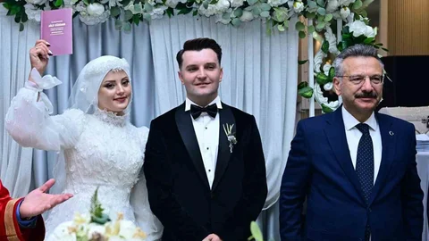 Eskişehir'de Vali Aksoy, polis çiftin nikahına katıldı