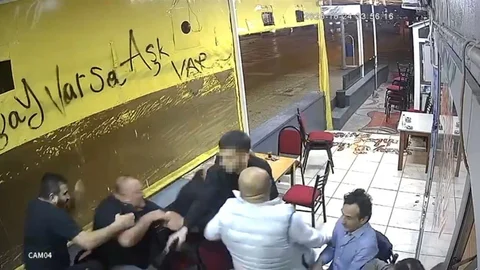 Kocaeli'nde çay ocağında silahlı saldırıya uğrayan bir kişi yaralandı.