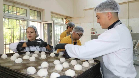 Diyarbakır'daki meslek liseleri fabrika gibi çalışıyor