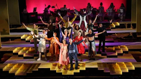 Bursa'da 'Lüküs Hayat' ile sezon açılışı