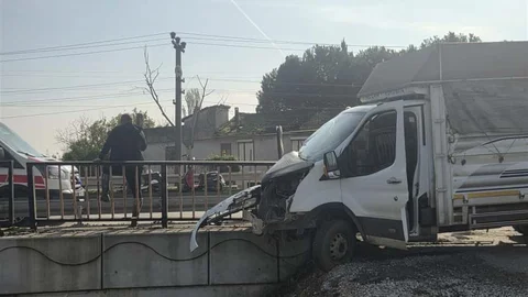 Orhangazi'de kamyonet köprü demirlerine saplandı