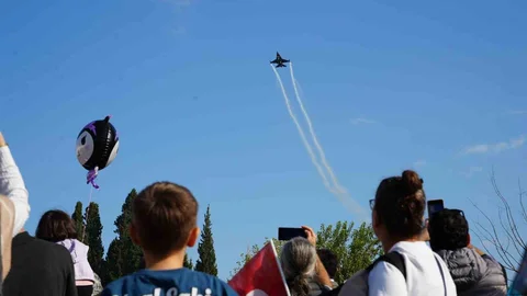 Denizli'de SOLOTÜRK ile Cumhuriyet coşkusu gökyüzünde yaşandı