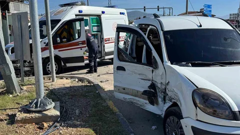 Muğla'nın Fethiye ilçesinde ambulans ve hafif ticari aracın çarpışması sonucu 2 kişi yaralandı.