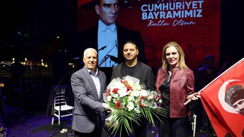 Bursa'da Cumhuriyet coşkusu Kubat konseriyle zirveye ulaştı