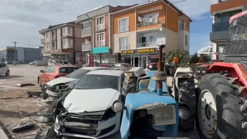 Balıkesir Gönen'de Tır Park Halindeki Araçlara Çarptı
