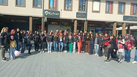 Kadınlar meme kanserine dikkat çekmek için motosiklet turu yaptı