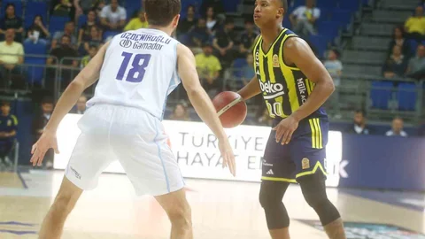 Basketbol Süper Ligi'nde Fenerbahçe, Türk Telekom karşısında 92-84 galip geldi.