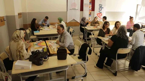 Diyarbakır'da öğretmenlere yönelik şiddetsiz iletişim eğitimi sürüyor.